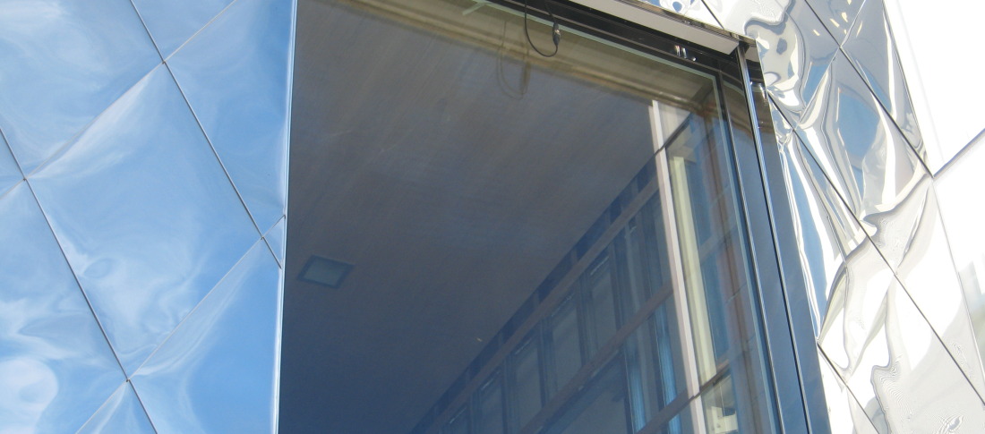 pro klempíře velmi náročné řešení ostění okna v fasádním obkladu ze šablon – žíhaná nerez tl. 0,4 mm!