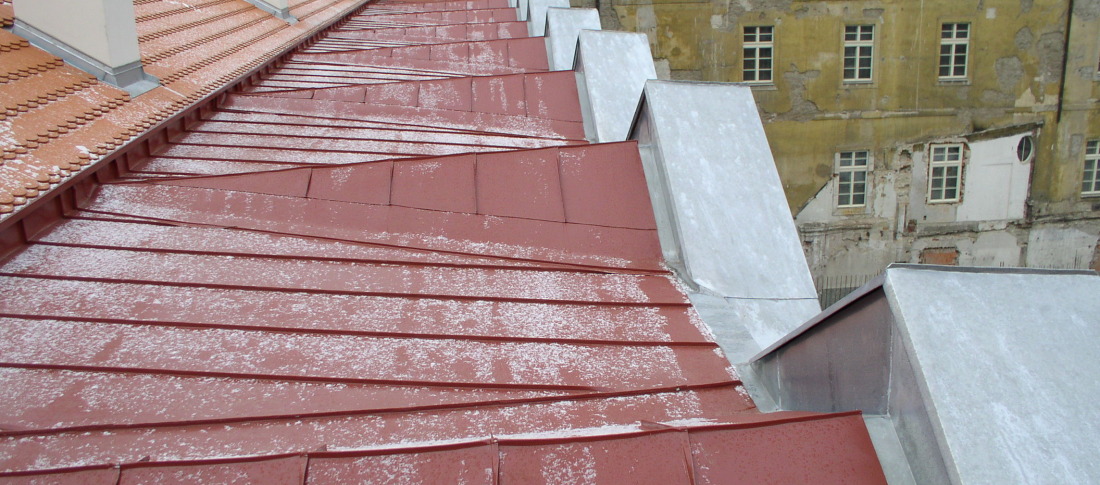 kombinace hliníku a titanzinku – falcovaná členitá střecha