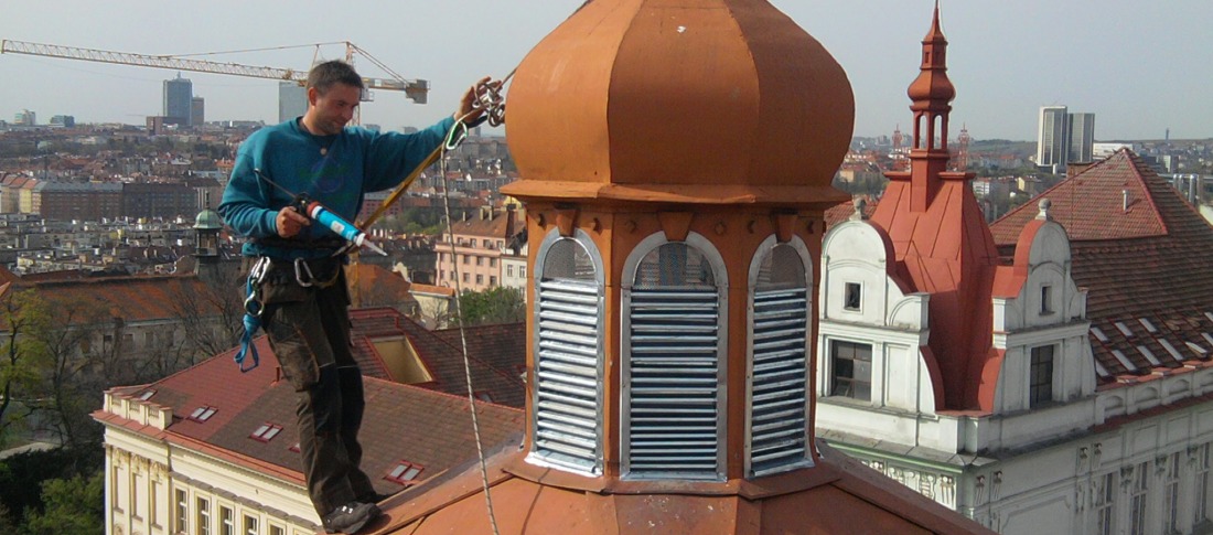 uzavření lucerny věže pomocí plechových žaluzií